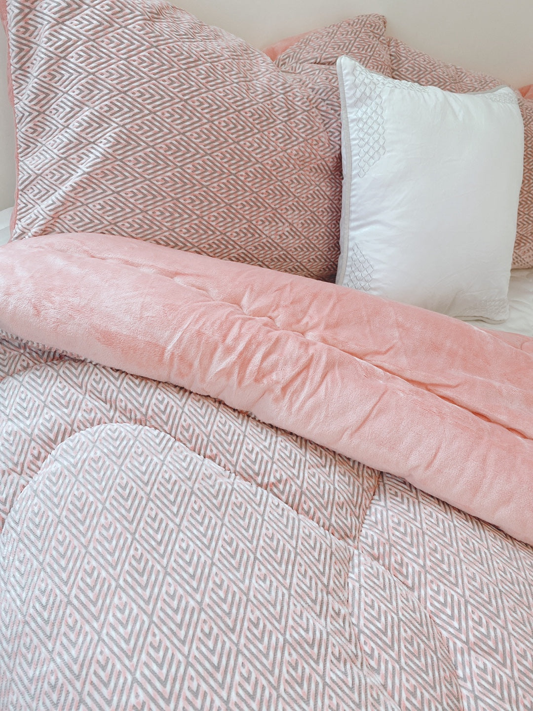 Modern Warm and Super Soft Mink touch microfiber Comforter Set